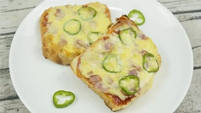 简易煎蛋卷披萨食谱：多种食材搭配，美味简单易做