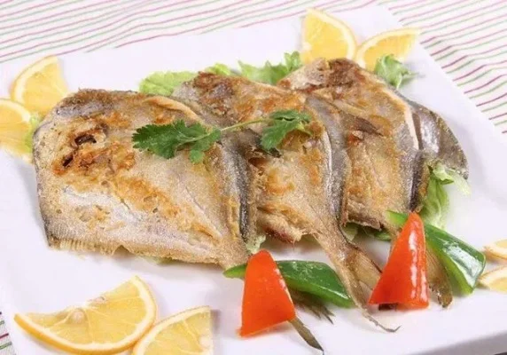 银鲳鱼食谱：香煎、椒盐、红烧三味佳肴